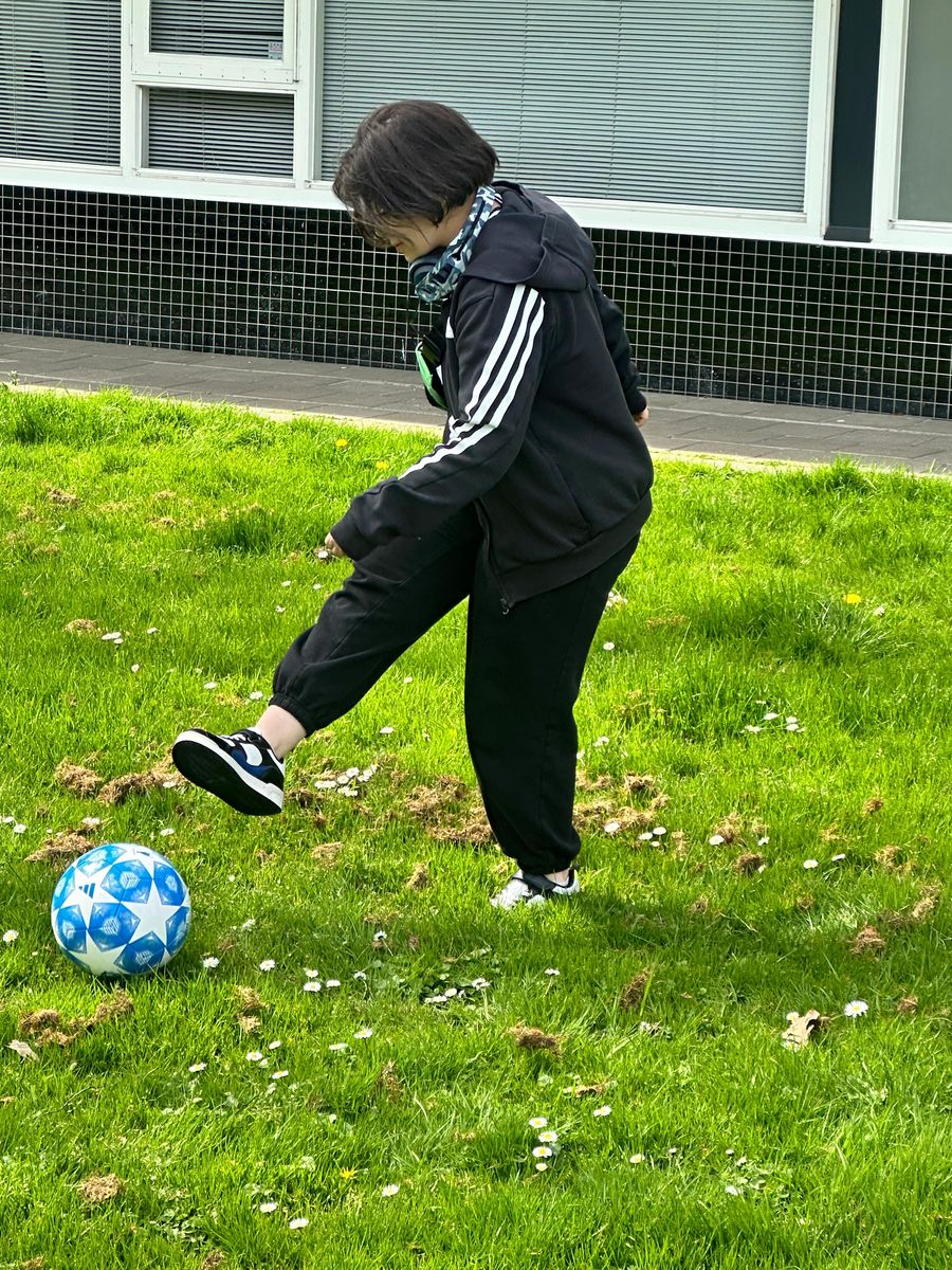 Talent sport buiten met een bal