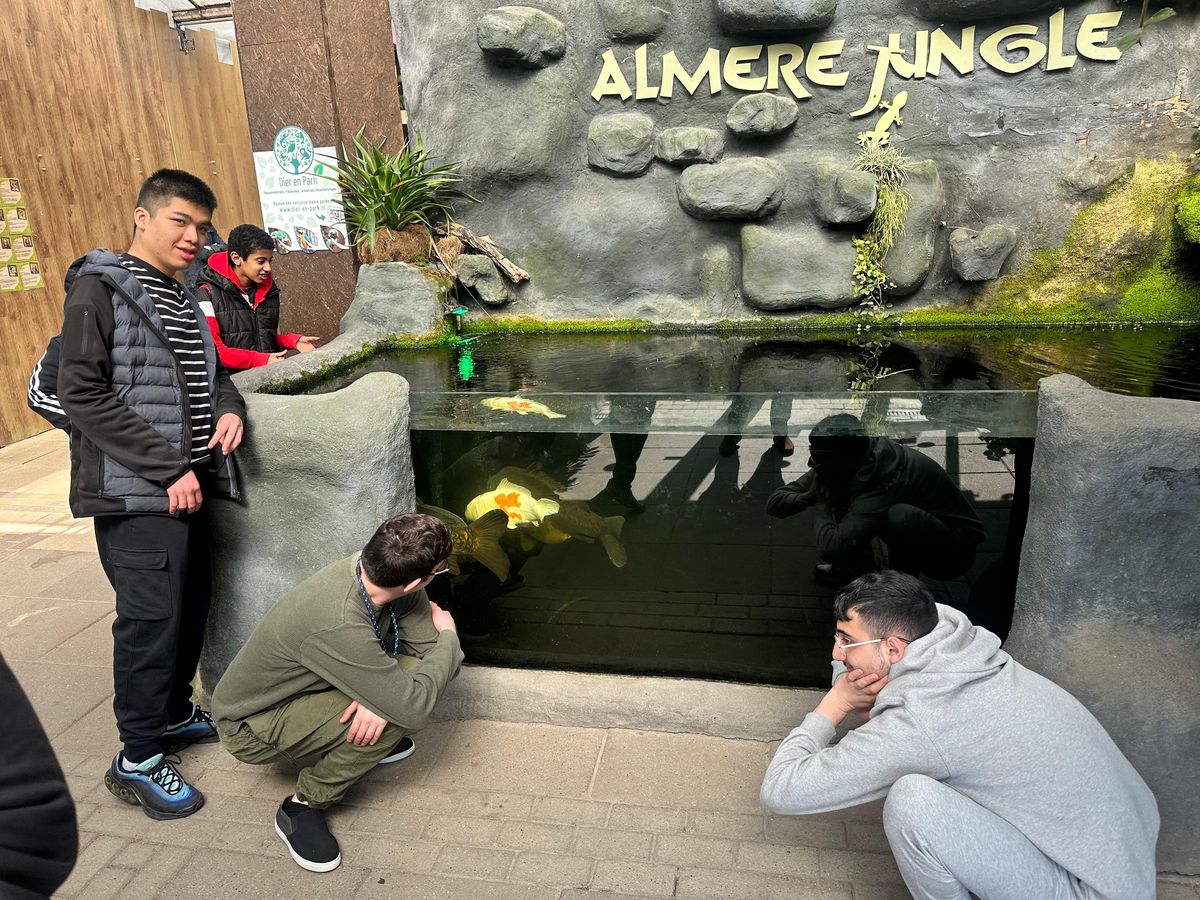Talenten bij de ingang van Almere Jungle tijdens een dagje uit