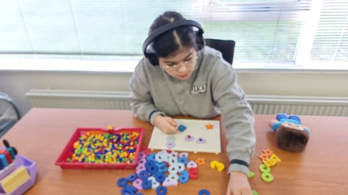 Talent werkt aan een moza&iuml;ek als creatieve activiteit