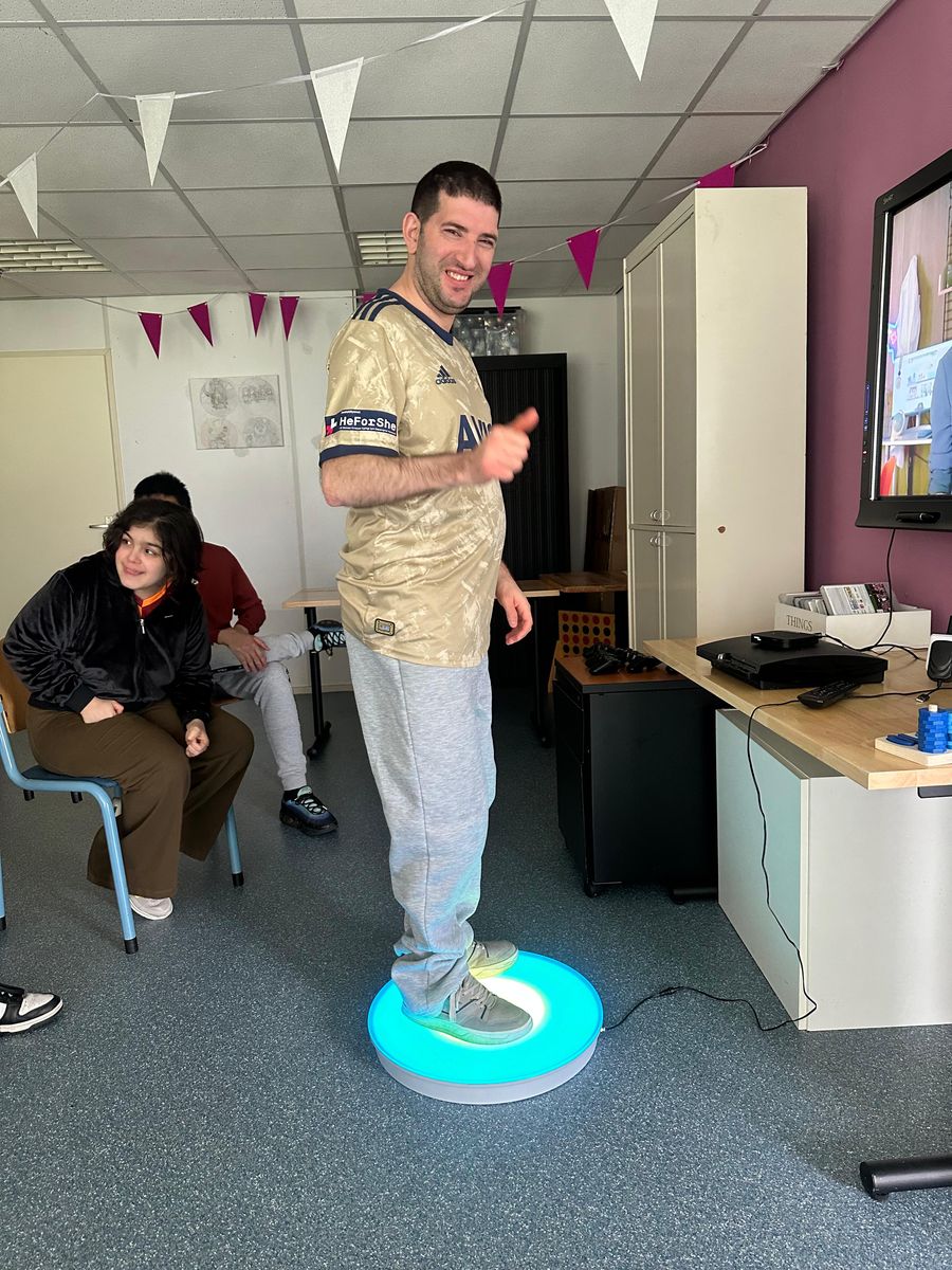 Talent doet een sensorische activiteit met licht
