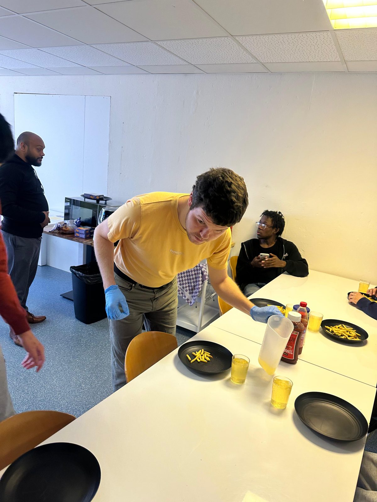 Talent dekt de tafel voor de lunch