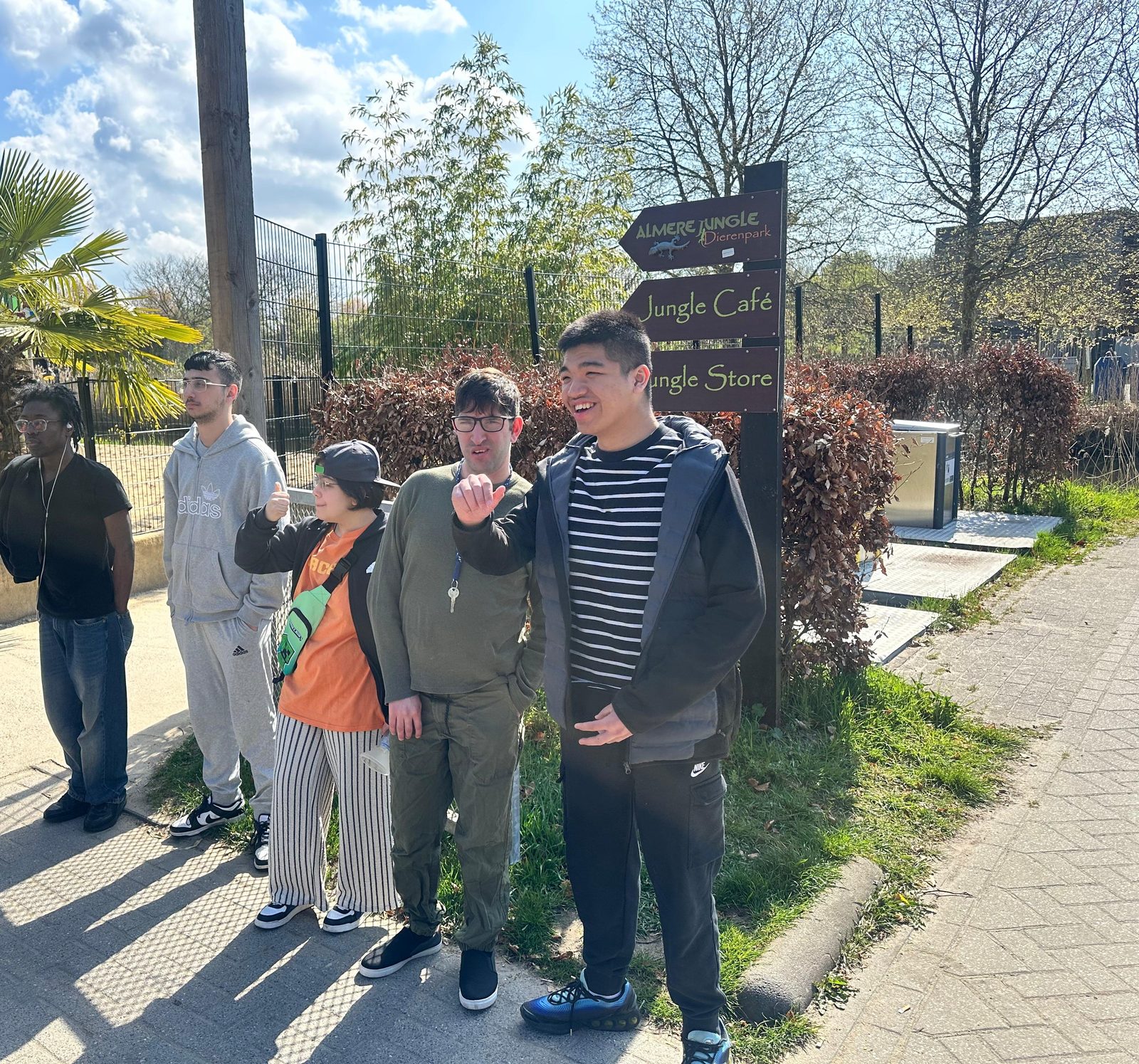 Groep talenten tijdens een dagje uit naar het dierenpark