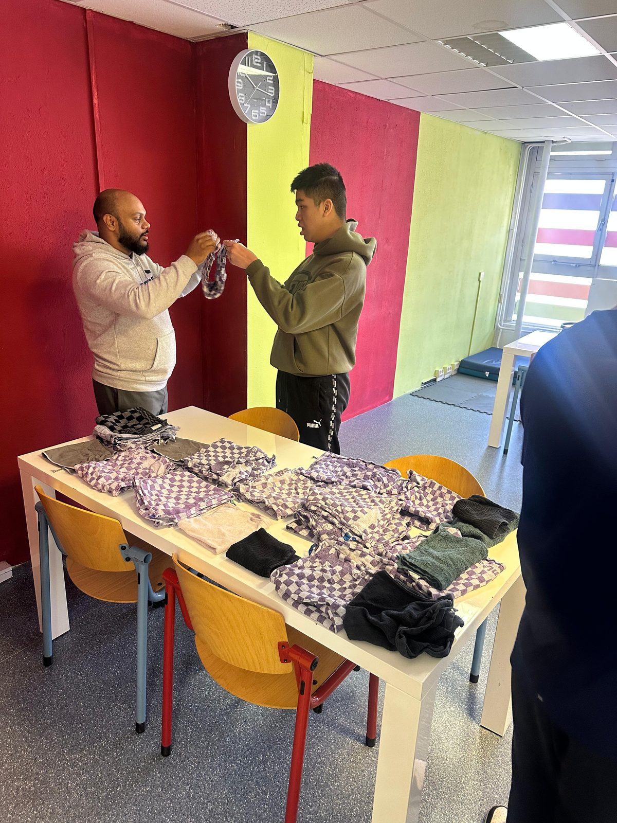 Talent helpt een ander talent tijdens een activiteit